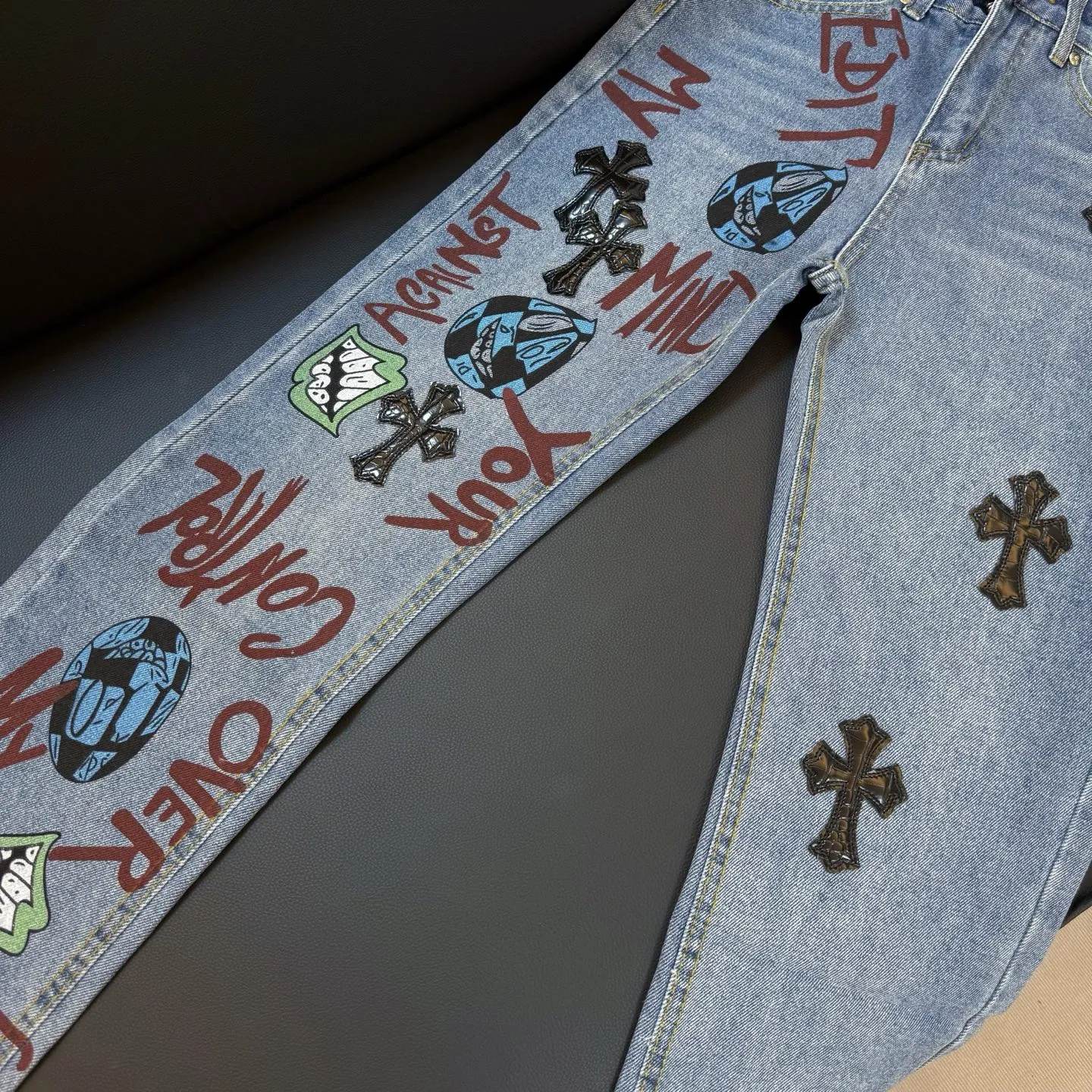 P260 style number: D349 Chromehearts1of1 Crow Mattyboy graffiti jeans, ceiling-level jeans, a pair is hard to find at the counter‼ ️About Zangyin✅This is an extremely luxurious fashion brand that can also be called the aristocracy of the high street. It has always been an exclusive brand for some hipsters or rich second generations. The color of this model is already very eye-catching by using a unique washed material. It is decorated with pink patch cross flowers, which cleverly highlights the charm of the brand. Secondly, this model adopts a classic high-waist cut design, which highlights the long legs and fashionable temperament of the upper body. The brand is highly recognizable and the slim-fitting configuration is more suitable for daily wear. The personality will be fashionable and the specifications can be seen at a glance. Materials and technology ✅ Needless to say, this point goes without saying. As an excellent craftsman brand, Zangyin's requirements for details and craftsmanship are really perfect. The washed color of this model has gone through a lot of processes, not to mention the embellishment of the denim appliqués. It is also purely handmade and sewn. Just like what they believe in, only handmade things have soul and have the meaning of wearing. A top-notch heavy-duty fashionable denim item, recommended by both hands‼ ️ Size: 28, 30, 32, 34, 36 (S-XXL) Color: black Size reference: Pants length 100 102 104 106 106 Waist 72 76 80 84 88 Recommended weight S (about 130 pounds) M (about 120 pounds) L (about 140 pounds) XL (about 165) XXL (about 185)
